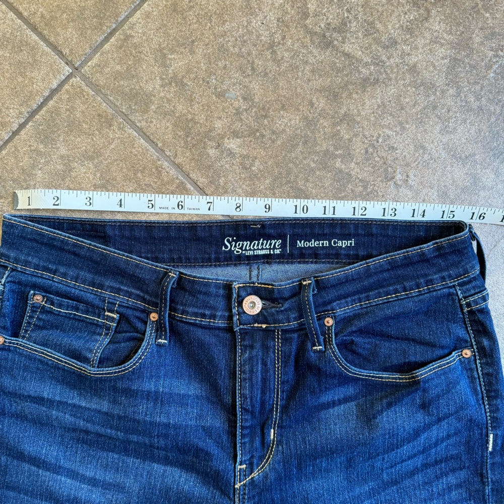 Like New -Levi Signature Modern Capri - Picture 12 of 13